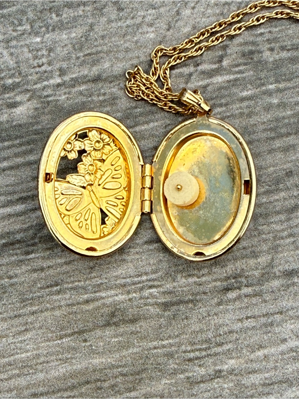 Vintage Avon 70s gold-tone butterfly perfume locket necklace - Picture 5 of 6